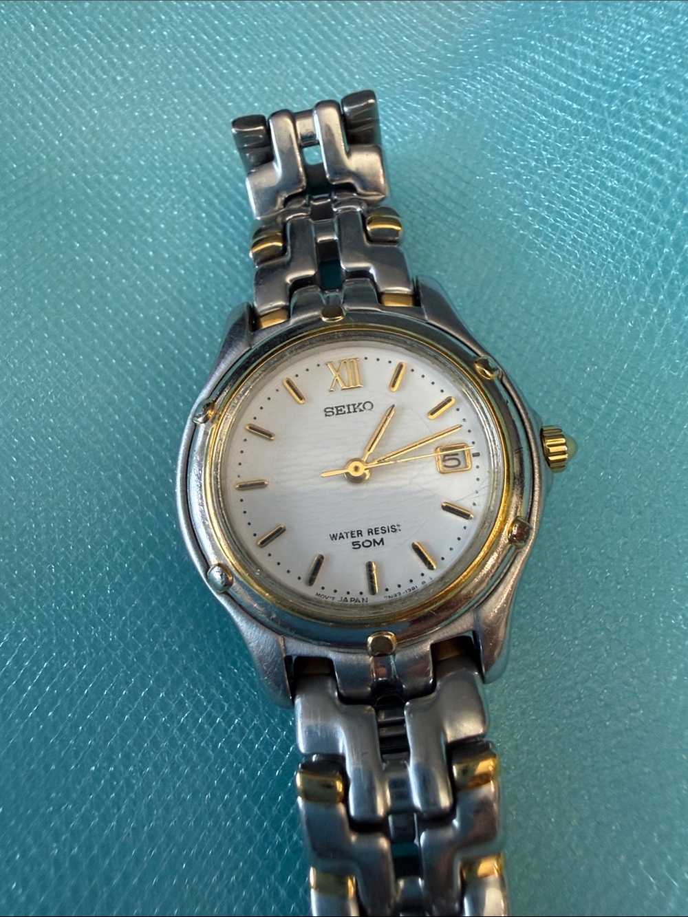 Vintage Seiko Two-Tone Bracelet Watch - Silver & Gold Accents - Picture 5 of 6